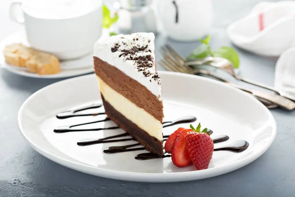 Pastel de mousse de tres capas de chocolate — Foto de Stock