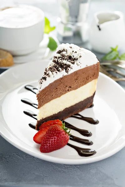 Três bolo de mousse em camadas de chocolate — Fotografia de Stock