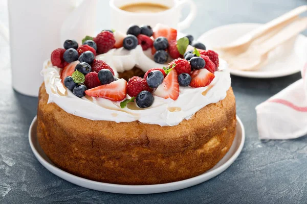 Angel food cake with cream and berries — Stock Photo, Image