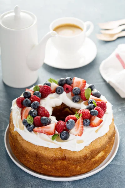 Bolo de comida de anjo com creme e bagas — Fotografia de Stock