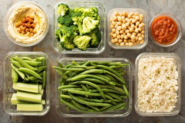 Vegan yemek hazırlık pişmiş pirinç ile