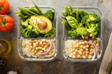 Vegan yemek hazırlık kapları ile pişmiş pirinç ve nohut