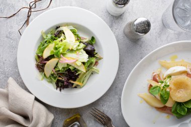 Elma ve armutla taze sonbahar salataları