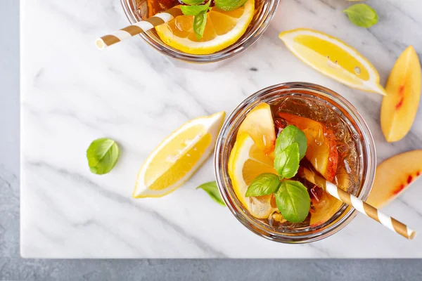 Tè freddo alla pesca e limone — Foto Stock