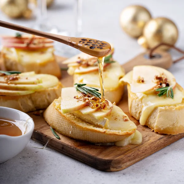 Yılbaşı partisi aperatifleri, armut ve peynirli crostini. — Stok fotoğraf