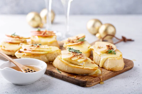 New Years Eve party appetizer, pear and brie crostini — Stock Photo, Image