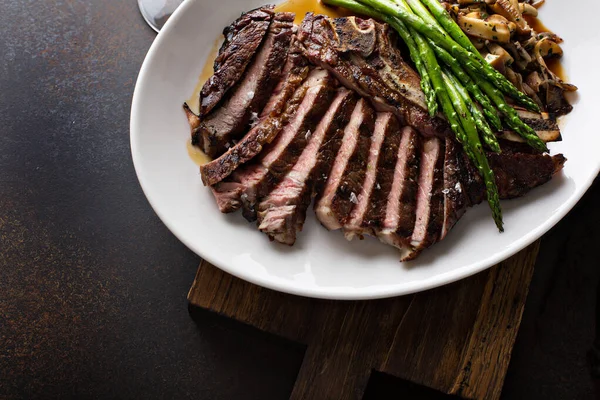 Steak de boeuf aux champignons et aux asperges — Photo