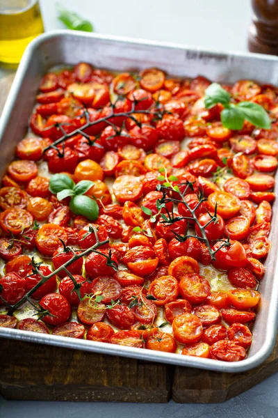 Tomates cherry asados con ajo y especias en una bandeja —  Fotos de Stock