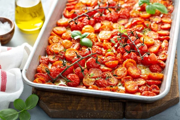 Tomates cherry asados con ajo y especias en una bandeja — Foto de Stock