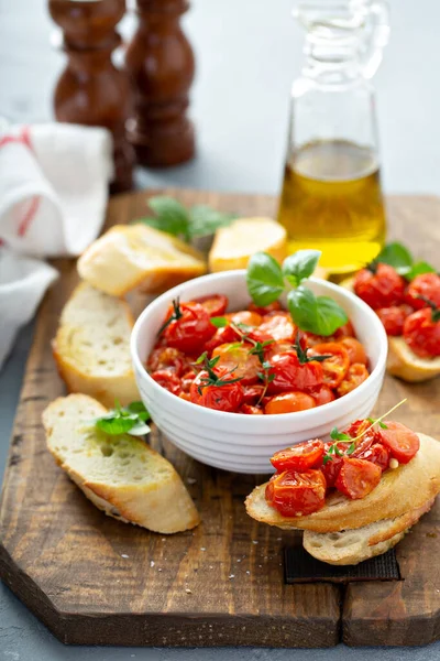 Bruschetta с жареными помидорами — стоковое фото