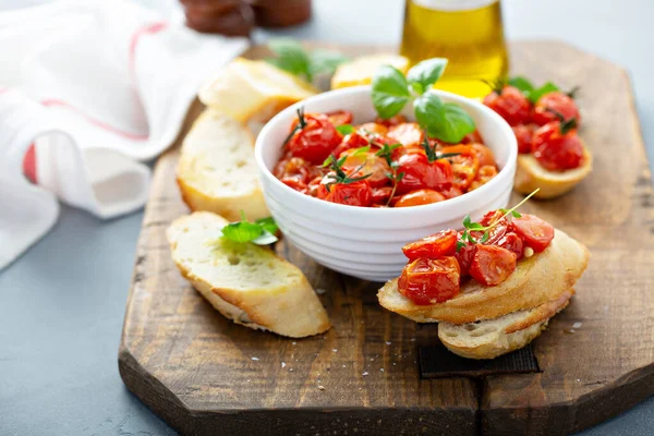 Bruschetta s pečenými rajčaty — Stock fotografie