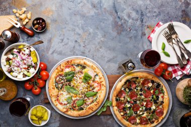 Margarita ve biberli pizza.