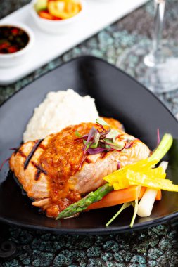 Asya esinlenilmiş ızgara somon