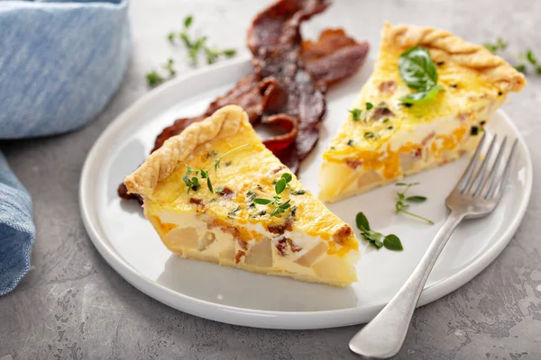 Breakfast plate with bacon and potato quiche — Stock Photo, Image