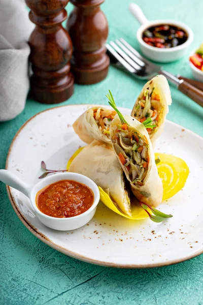 Cocina asiática rollitos de primavera con salsa picante — Foto de Stock