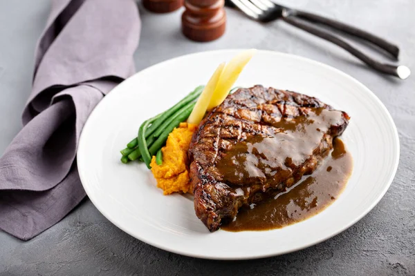 Steak de bœuf grillé à la sauce — Photo