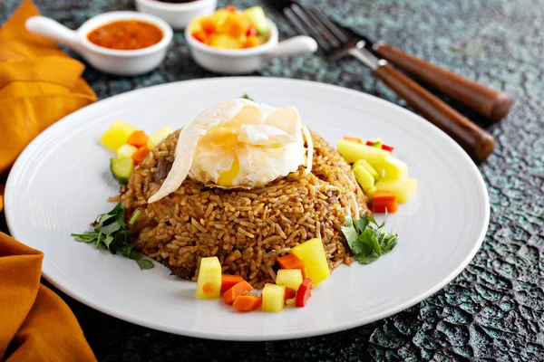 Nasi goreng, Indonesisch gebakken rijst — Stockfoto