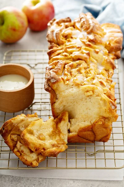 Trek appel en kaneelbrood uit elkaar. — Stockfoto