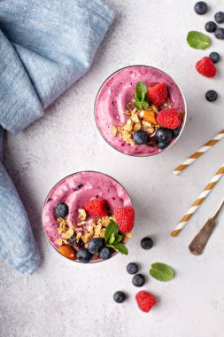 Meyve kokteylleri kafanın üstünde.