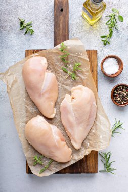 çiğ tavuk göğsü kesme tahtası