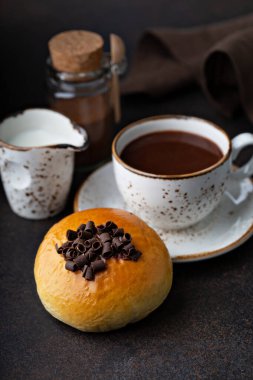 Çikolata dolu çörek.