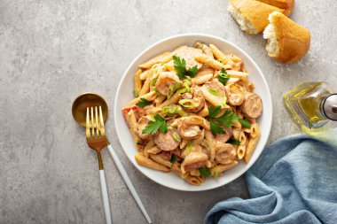 Cajun karides ve sosisli makarna.