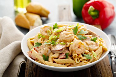 Cajun karides ve sosisli makarna.