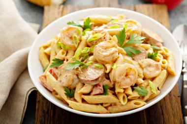 Cajun karides ve sosisli makarna.