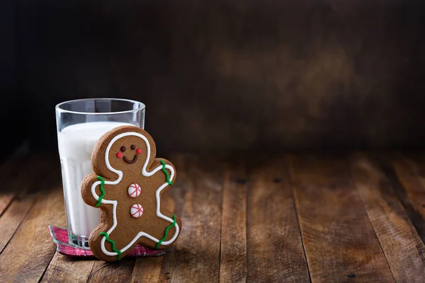 Gingerbread man cookie with a glass of milk — Stock Photo, Image