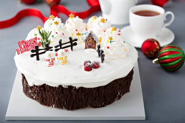 Świąteczne ciasto ozdobione zimową sceną — Zdjęcie stockowe