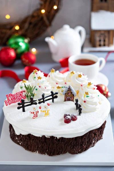 Рождественский торт украшен зимней сценой — стоковое фото