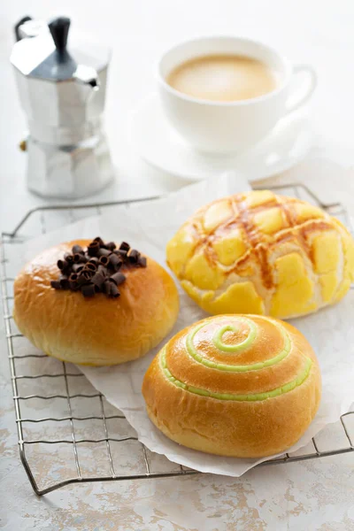 Olika frukostbullar med kaffe — Stockfoto