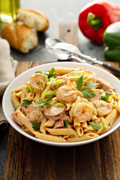 Cajun räkor och korv pasta — Stockfoto