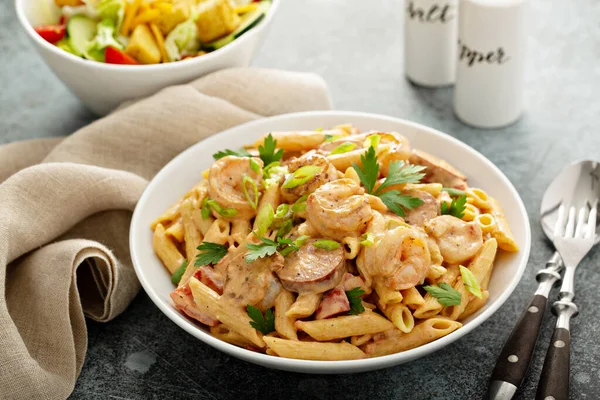 Cajun garnalen en worstpasta — Stockfoto