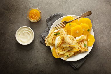 İnce krep ve portakal dilimleri.