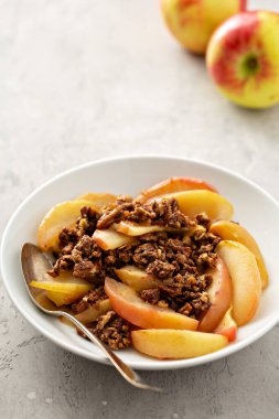 Sağlıklı glütensiz elma gevreği.