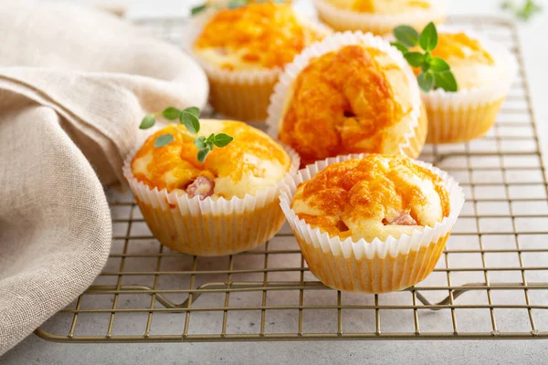 Sonkás-sajtos muffin — Stock Fotó