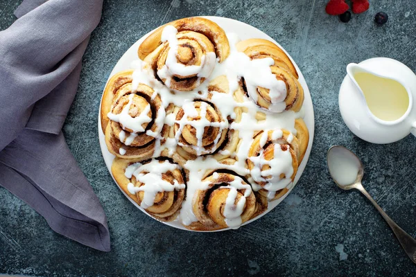 Rollos de canela con glaseado de queso crema —  Fotos de Stock