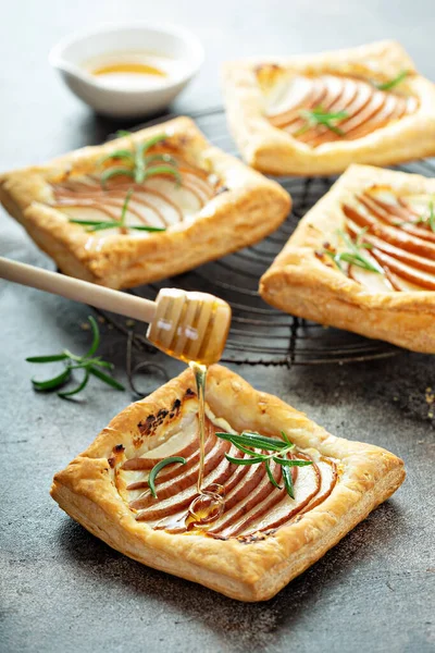 Puff pastries with pear, rosemary and honey — Stock Photo, Image