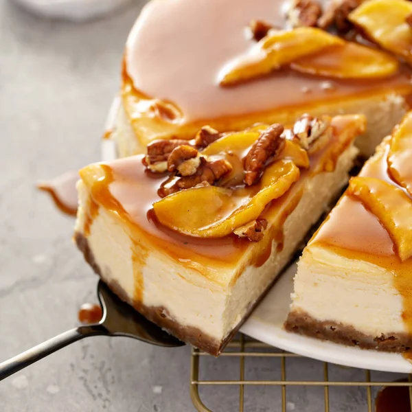 Apple caramel pecan cheesecake — Fotografie, imagine de stoc