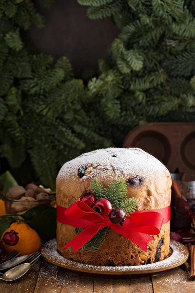 Tradycyjne Boże Narodzenie panettone z suszonymi owocami — Zdjęcie stockowe