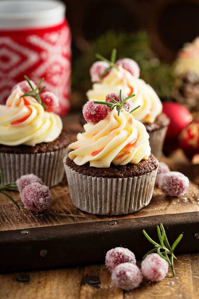 Gingerbread cupcakes with cranberry for Christmas — Stock Photo, Image