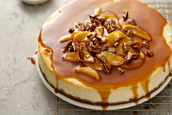 Apple caramel pecan cheesecake — Fotografie, imagine de stoc