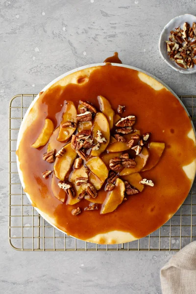 Tarta de queso de nuez de manzana y caramelo —  Fotos de Stock