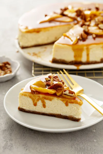 Bolo de queijo de nozes de caramelo de maçã — Fotografia de Stock