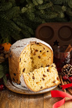 Geleneksel Noel panettone Kuruyemiş ile