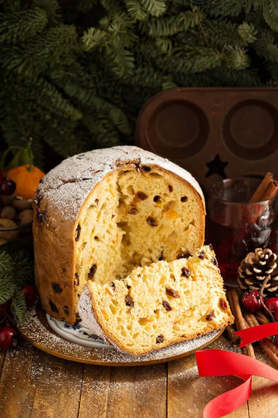 Традиционный рождественский панеттон с сухофруктами — стоковое фото