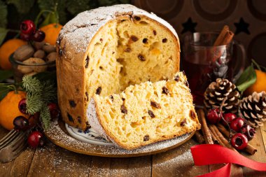 Geleneksel Noel panettone Kuruyemiş ile