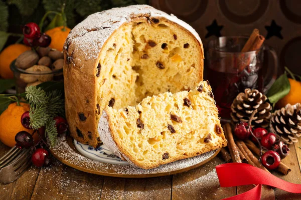 Geleneksel Noel panettone Kuruyemiş ile — Stok fotoğraf