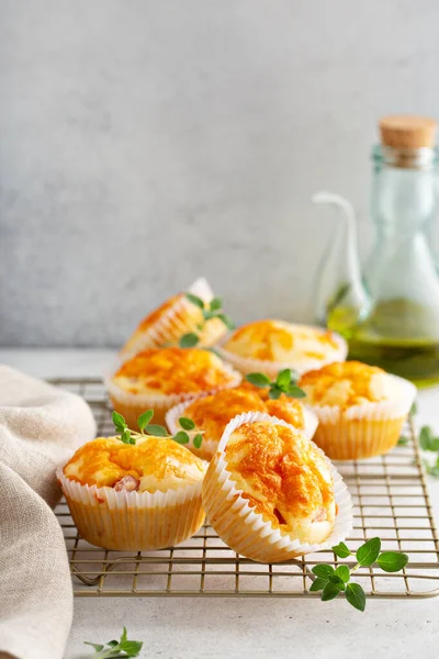 Muffins mit Schinken und Käse — Stockfoto